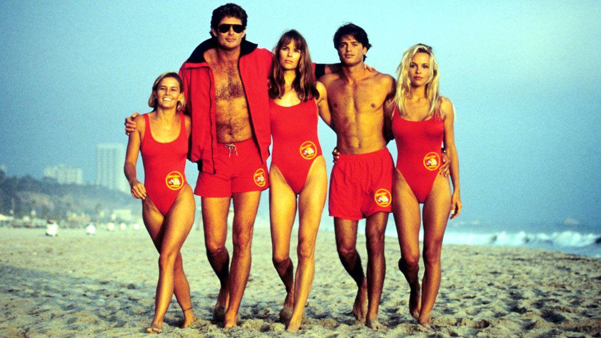 Escenas de alto voltaje, sexo en camarines y una ducha “hot”: 9 secretos de Baywatch, la serie que calentó la pantalla en los ’90 