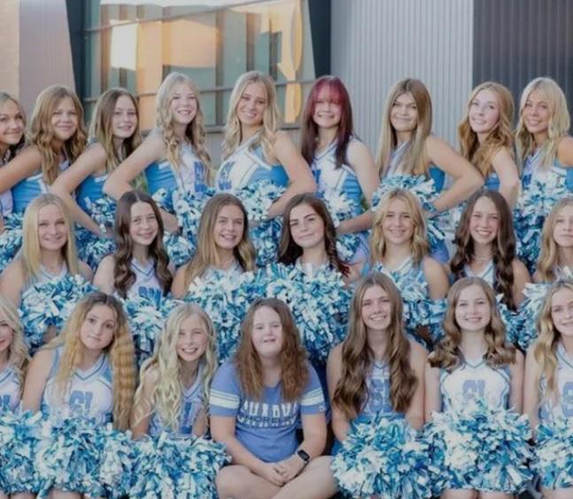 'Borran' de la foto de un equipo de cheerleaders a un animadora con síndrome de Down