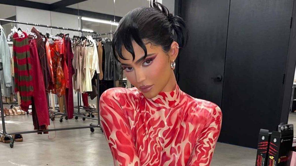 Kylie Jenner se desnuda para promocionar su colección de cosméticos con motivos de Halloween