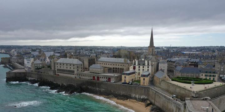 Saint-Malo bataille contre la prolifération des locations touristiques de courte durée 