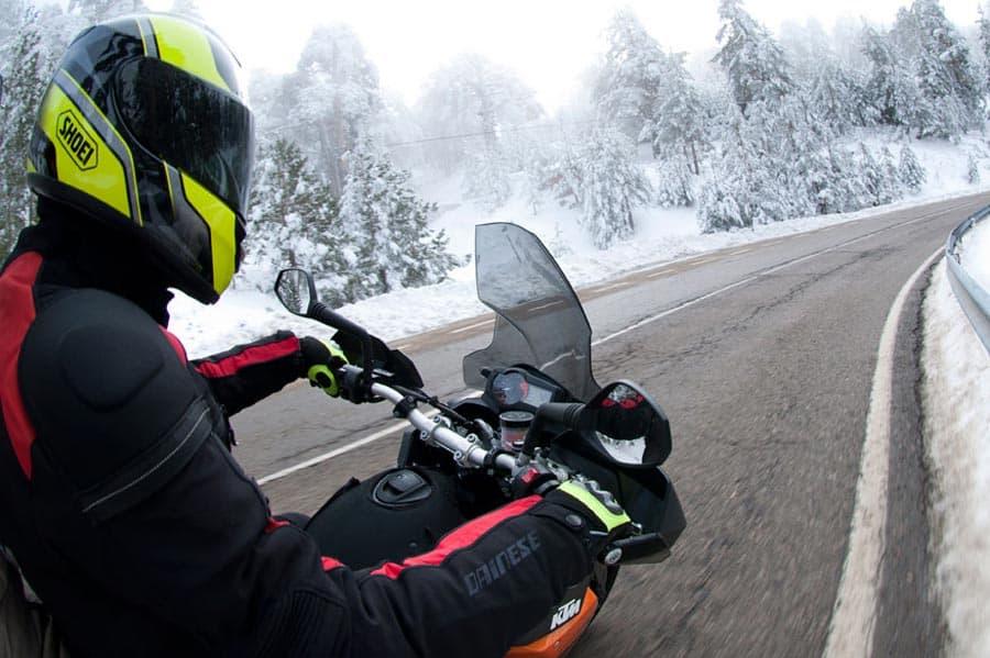 Si pasas frío en la moto, estos accesorios son perfectos para protegerte este invierno 