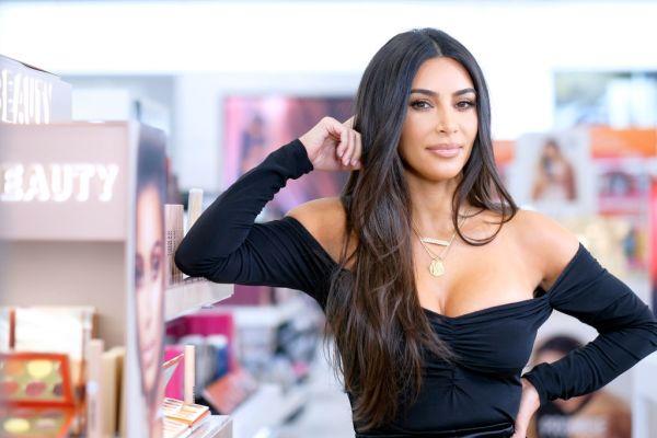 Kim Kardashian anuncia el cierre de su rentable su firma de cosméticos
