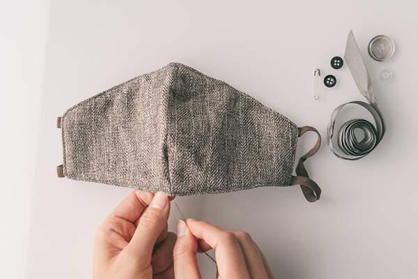  Mascarillas higiénicas o quirúrgicas caseras de tela: qué tejido utilizar y el truco para comprobar si funciona
