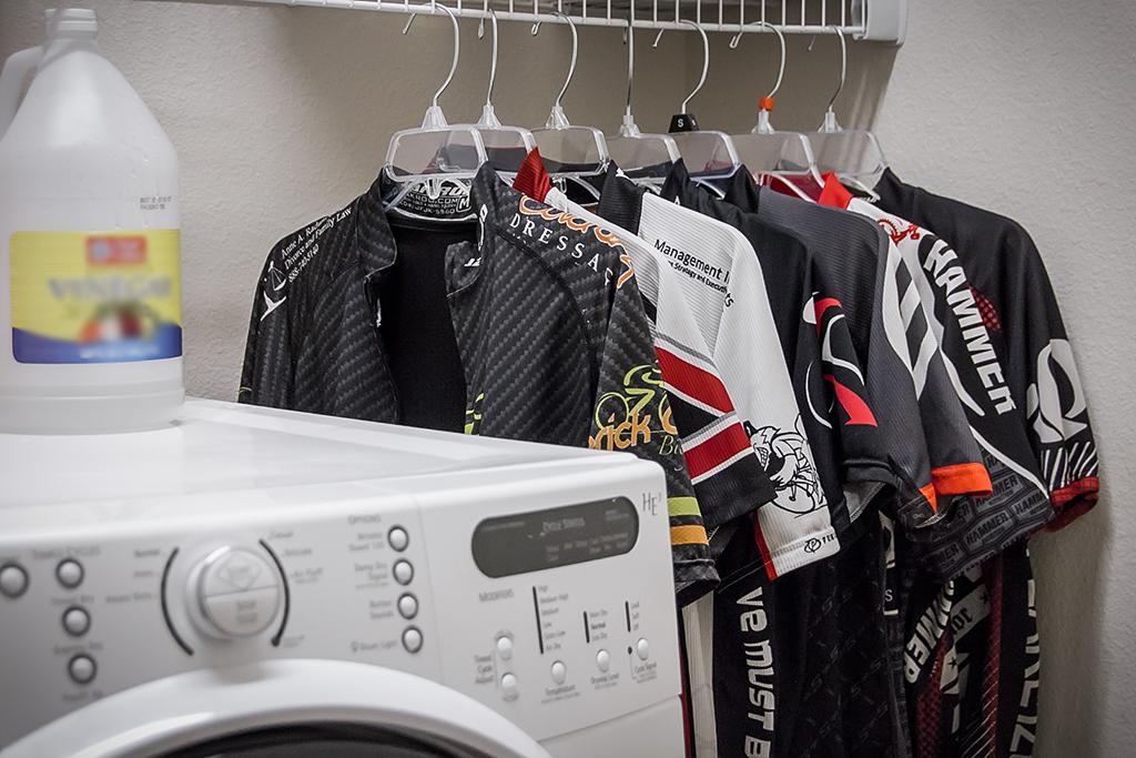 Cómo lavar la ropa de ciclismo en la lavadora