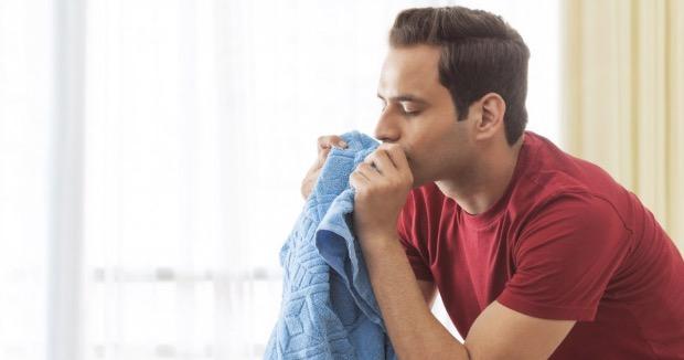 Este estudio revela que oler la ropa sucia de tu pareja reduce el nivel de estrés 