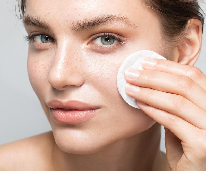Los 5 mejores limpiadores bifásicos que eliminan el maquillaje sin frotar (y cómo utilizarlos bien) 