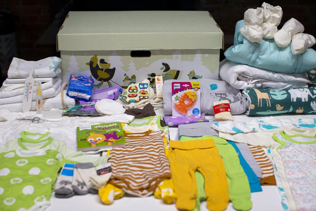 Postales del Mundo: Por qué los recién nacidos en Finlandia duermen en cajas de cartón 