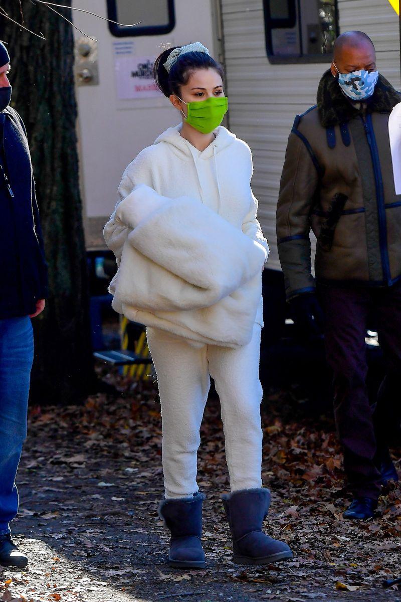 Selena Gomez viste un abrigo con botas Ugg y desata la tendencia para invierno