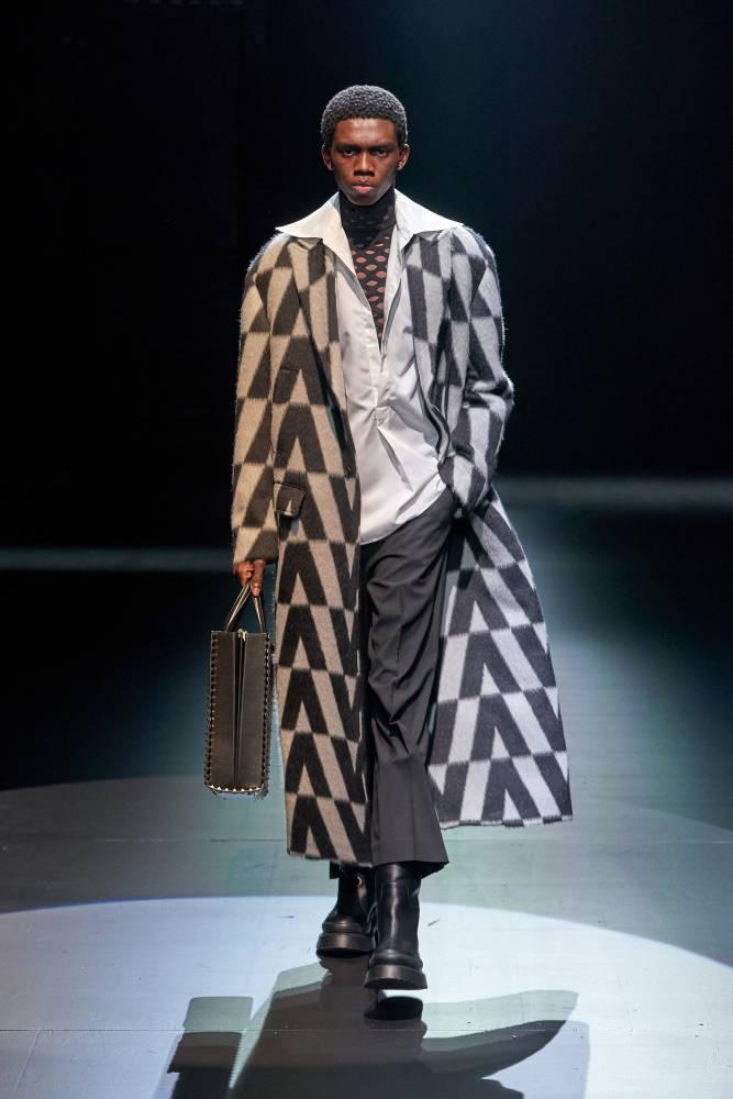 Fashion Week de Milan : Valentino en coupe acérée