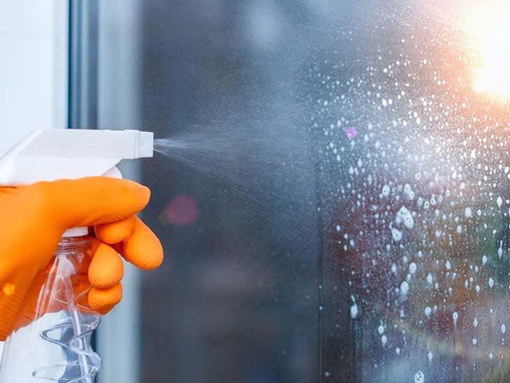 Comment nettoyer les vitres et les miroirs sans laisser de taches ? 4 astuces infaillibles 