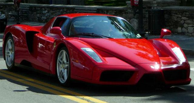 Un mecánico que probaba un Ferrari Enzo se pasó de acelerar y lo pagó caro