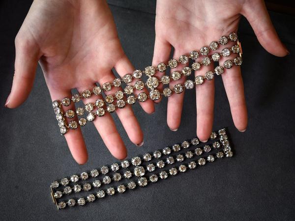 Révolution Les sulfureux bracelets en diamants de Marie-Antoinette aux enchères