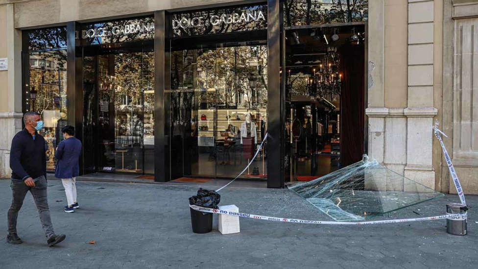 Investigan tres robos en tiendas de lujo del paseo de Gràcia desde el viernes