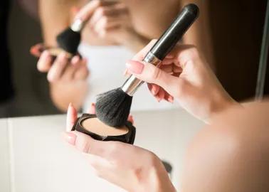 Pinpoint Powdering : la nouvelle technique make-up à adopter pour avoir un teint parfait et sans brillances 