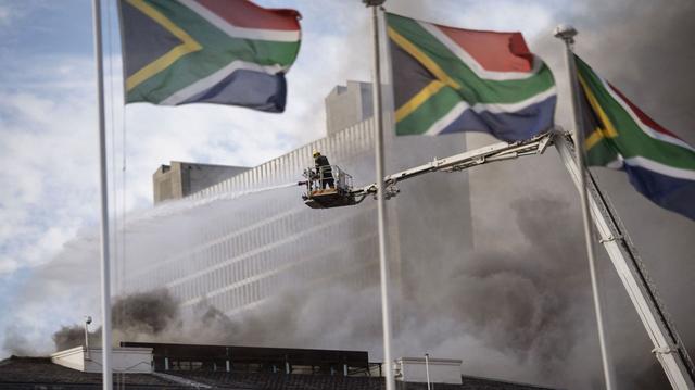 Afrique du Sud: l'incendie maîtrisé au Parlement, suspect en détention 