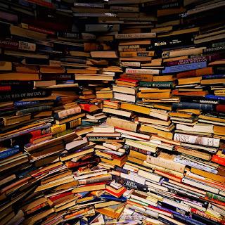 Gibert, Furet du Nord, Momox : où revendre les livres dont on ne veut plus ?