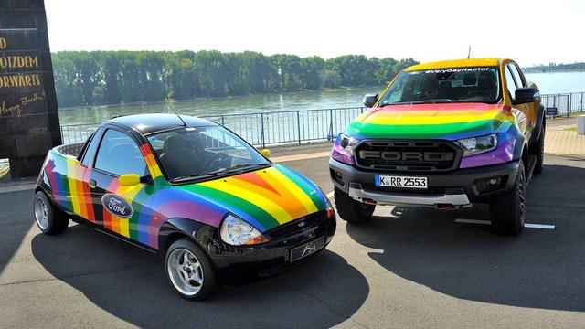Gegen Hass und Hetze Ford Ranger mit glitzernder Regenbogen-Lackierung 
