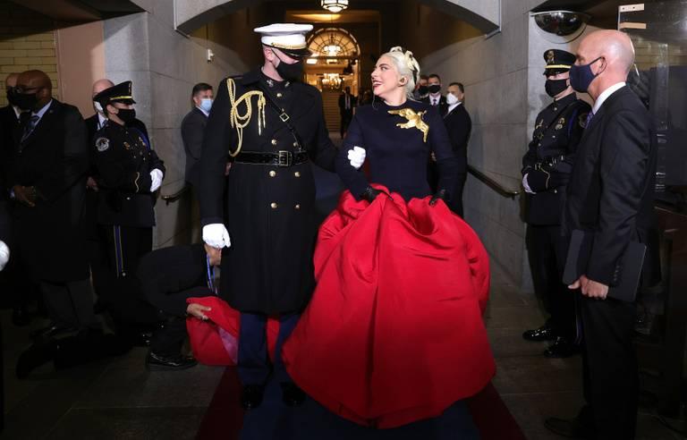 Histoire d’une tenue : pourquoi Lady Gaga portait une robe pare-balles lors de l’investiture de Joe Biden