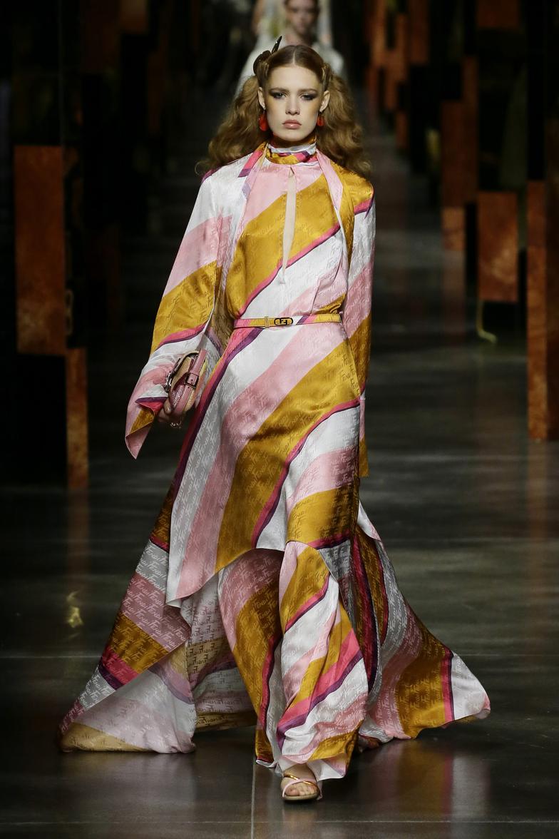LVMH MOËT HENNESSY LOUIS VUITTON SE LVMH Moët Hennessy Louis Vuitton : Mode & Maroquinerie · 31 janvier 2022 Dior et Fendi présentent leurs défilés haute couture Printemps/Été 2022