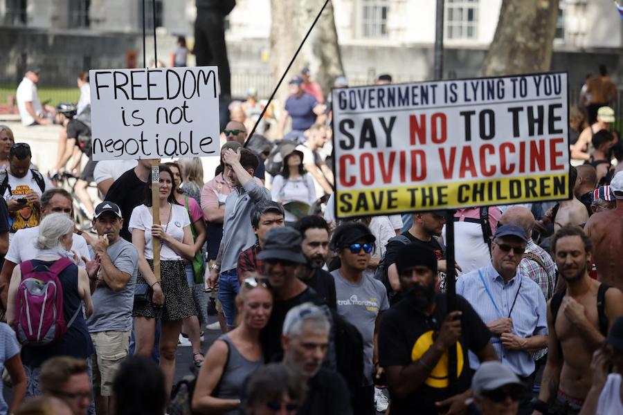 За да се борят с лъжите за ваксините, властите вербуват „Армия на влиятелни лица“ 