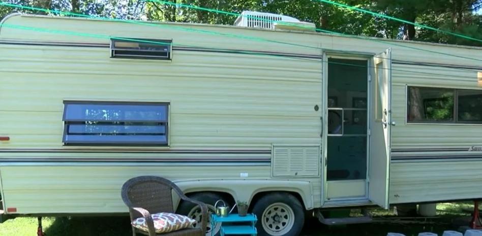 An 11 -year -old girl buys an old caravan with her savings and makes her a luxury house