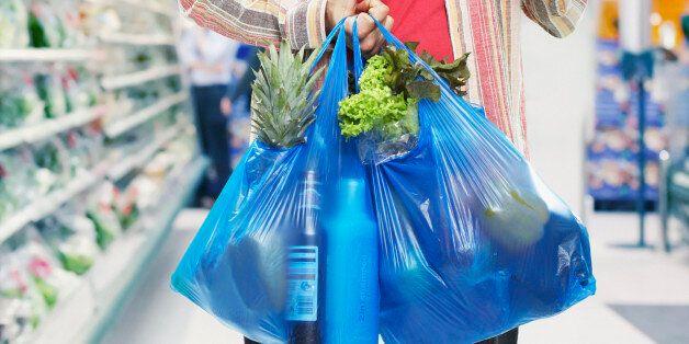 Walmart Canada étend au Québec le frais de 5 cents pour un sac de plastique
