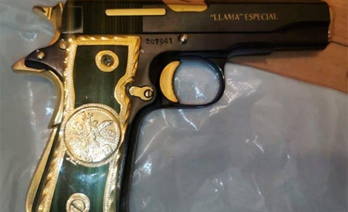 Olvidan pistola bañada en oro en centro comercial de Guadalajara 