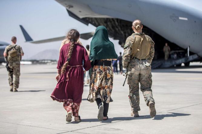 Les talibans pourraient accepter que des Afghans quittent le pays après le 31 août