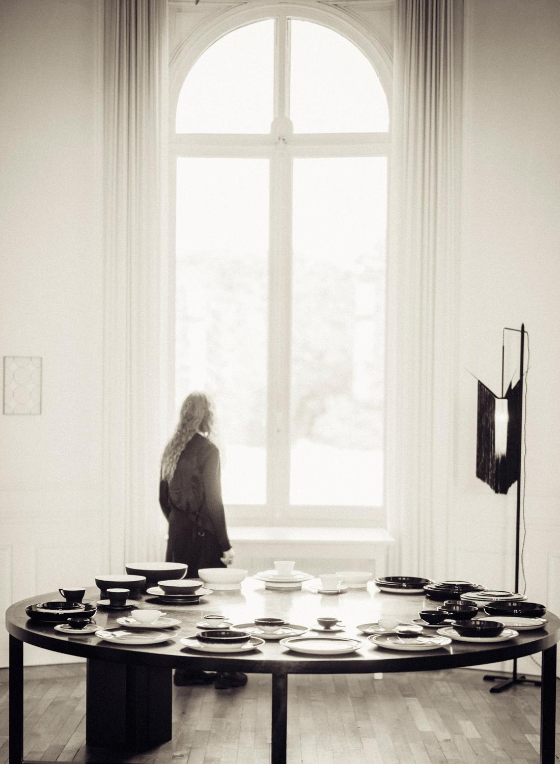 Ann Demeulemeester présente sa première collection d'arts de la table 