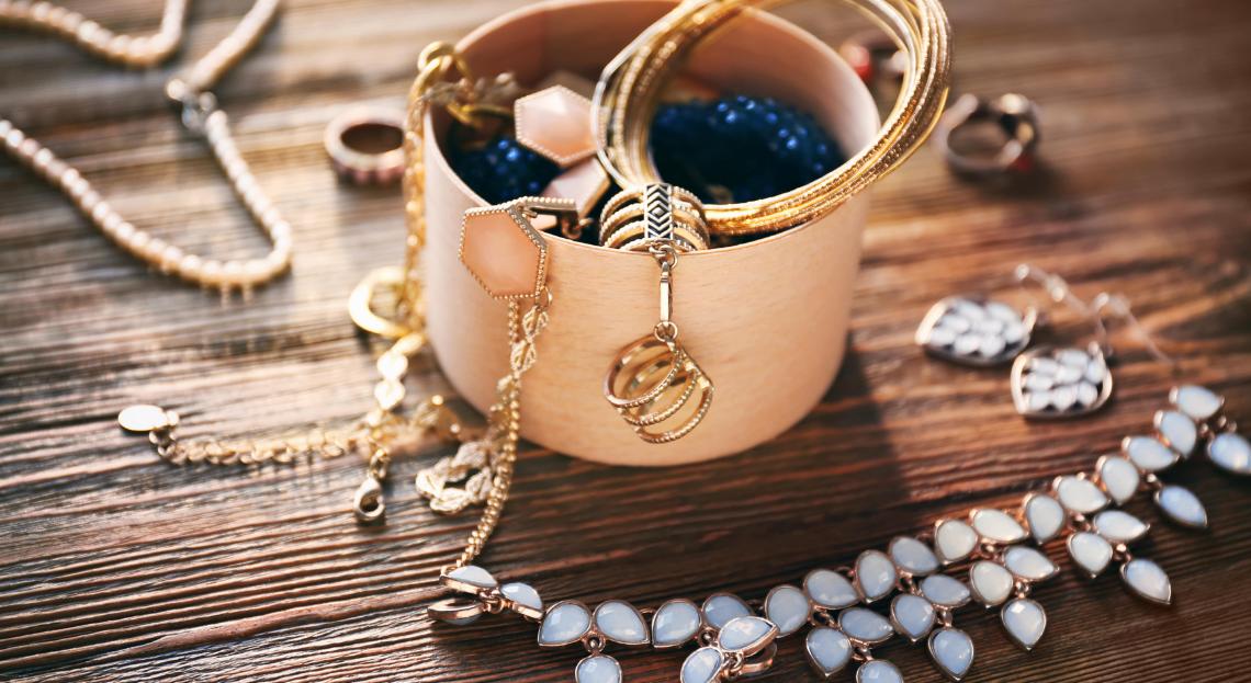 Colliers emmêlés : 6 astuces miracles ultra simples pour démêler ses bijoux