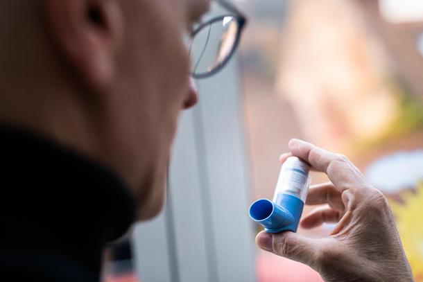 Hilft ein Asthmaspray bei Corona-Infektionen? - Nachrichten - WDR 