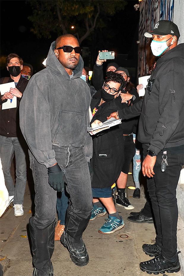 Kanye West et Julia Fox portent tous deux des jeans délavés foncés alors qu’ils se réunissent pour un dîner à LA