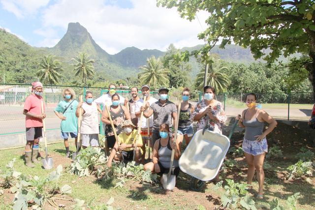 Moorea - Thirty Interns Train at the 'organic agriculture 