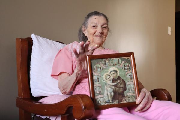 Retrato de Juanita Rosas: la costarricense de 102 años que ha superado los peligros del último siglo | La Nación 