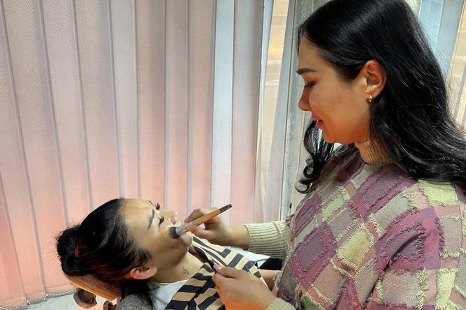 À Kaboul, un salon de beauté fait de la résistance contre les talibans