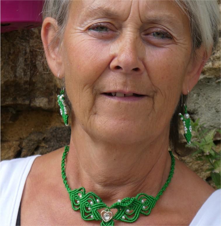 Vendée : Elle se lance dans la création de bijoux en macramé