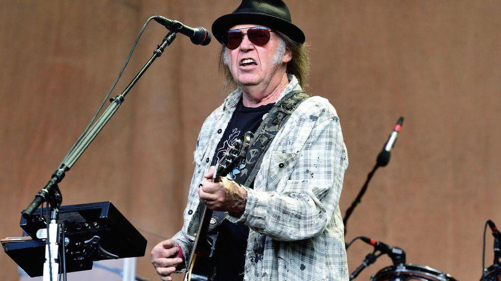 Spotify retire Neil Young après avoir appelé Joe Rogan à aller