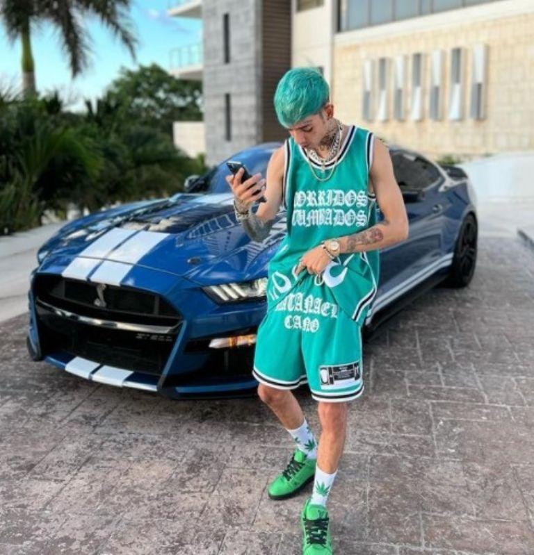 Puro derroche: Natanael Cano presume sus MILLONES con auto de lujo y ropa muy exclusiva | FOTOS 