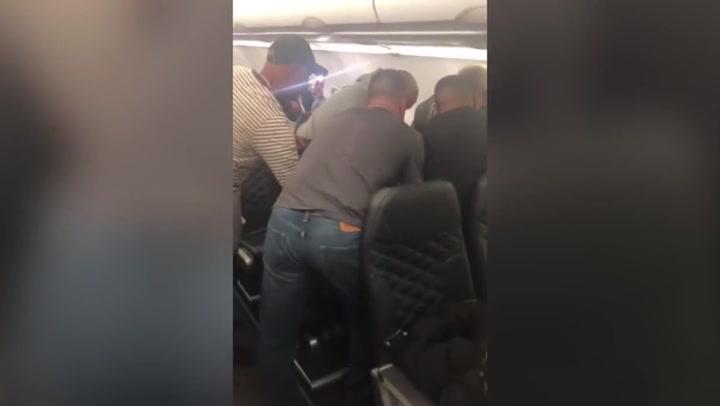 Acusan a hombre de alterar el orden en un vuelo de Delta tras mostrar el trasero a otros pasajeros Register for free to continue reading
