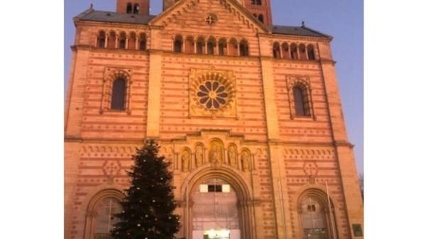 Speyer – Beschicker baut seinen Stand auf dem Weihnachtsmarkt ab