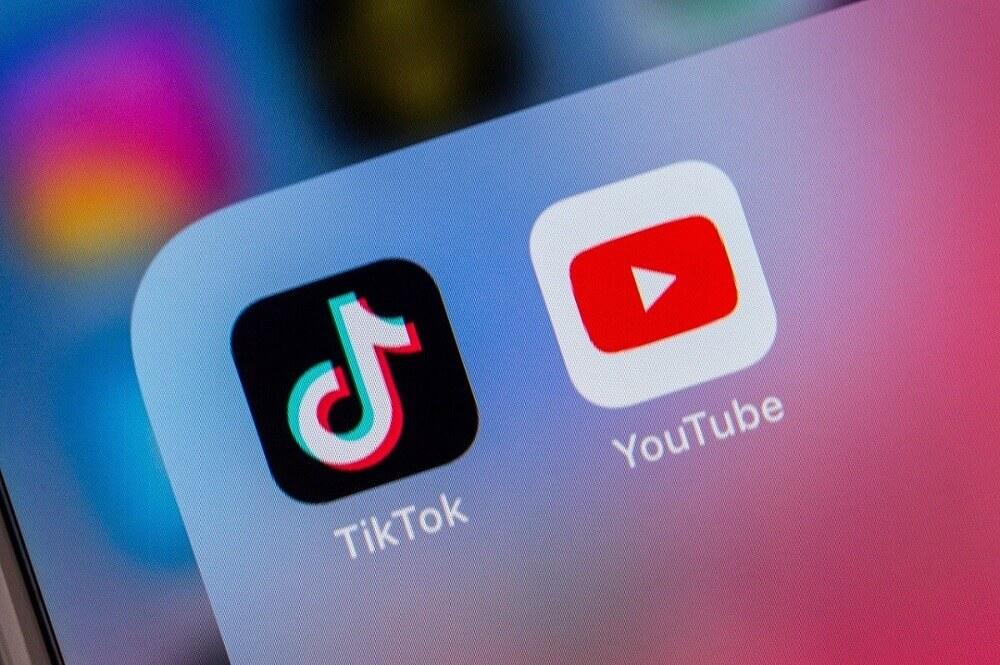 Auta, vily, miliony: Takto bojují TikTok, YouTube & Co. o influencery
