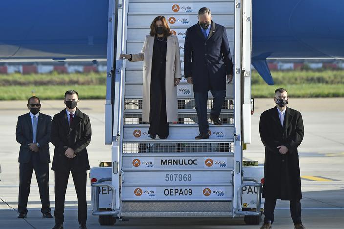 La vice-présidente Kamala Harris et son époux, Douglas Emhoff, ont atterri à l’aéroport de Paris-Orly 