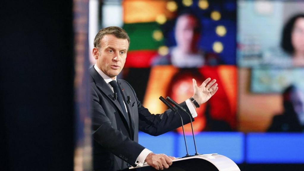 Emmanuel Macron devant le Parlement européen : faute de pouvoir poser des questions, les journalistes quittent la salle