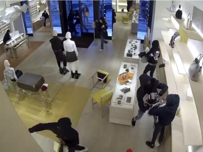 Una ola de robos relámpago aterroriza las tiendas de lujo en EE. UU.