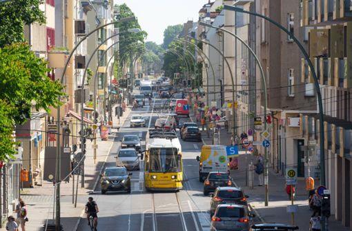 DESTATIS - Statistisches Bundesamt Presse Kosten von Mobilität: Haushalte geben im Schnitt 233 Euro monatlich fürs Auto aus, 33 Euro für Bus, Bahn und Co.