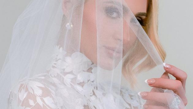 Paris Hilton: In full glory: She shows her wedding dress!