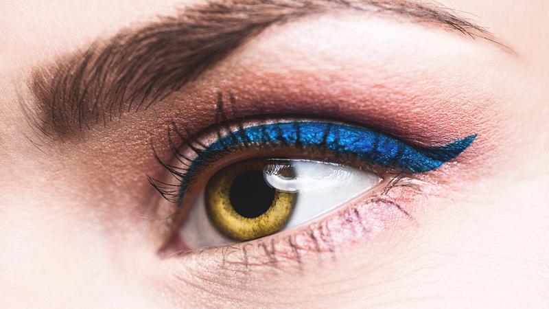 Farbiger Eyeliner: Farbenfrohes Augen-Make-up liegt im Trend