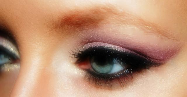 Farbiger Eyeliner: Farbenfrohes Augen-Make-up liegt im Trend 
