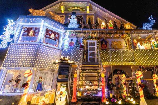 Weihnachtshaus begeistert Besucher mit 100.000 Lichtern