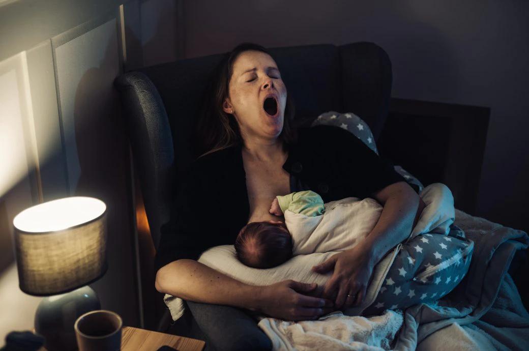  breastfeeding yes or no?  midwife on the pros and cons